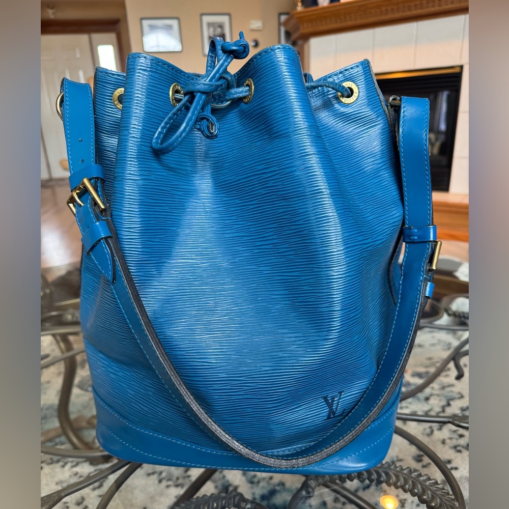 LOUIS VUITTON GM Epi Noe in Toledo Blue EUC
